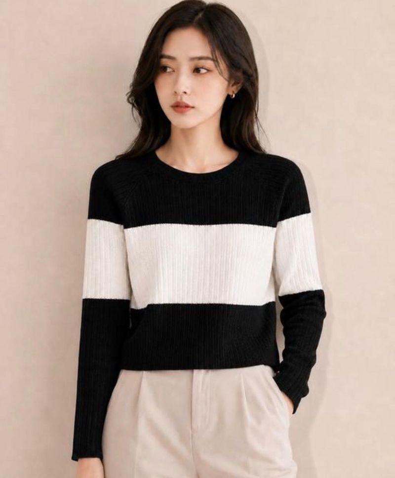 Women White &amp; Black Tshirt