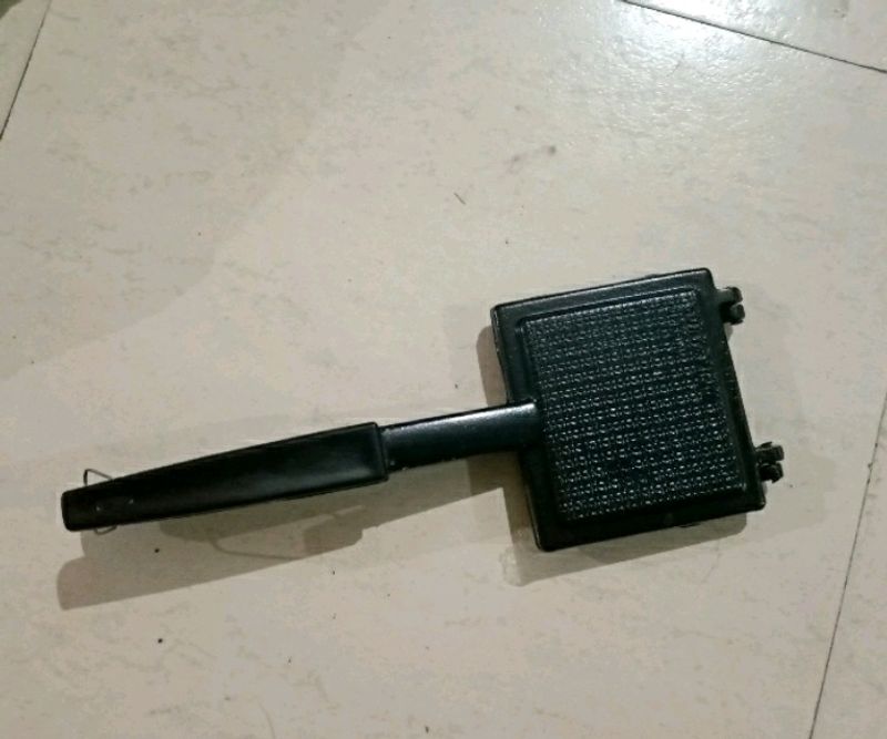"Upgrade Your Kitchen with our Special Gas Toaster Small Sandwich Maker - No Electricity Needed! 🥪🔥🌈"