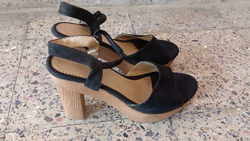 Chic Black Wedge Sandals