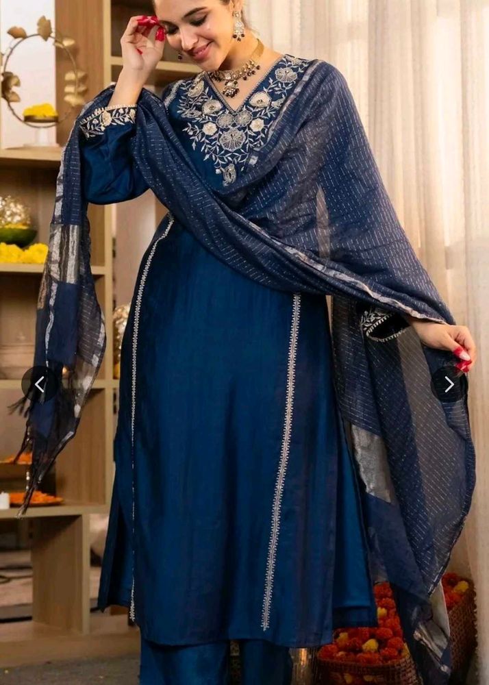 Women Ethnic Motifs Embroidered Regular Threadwork
