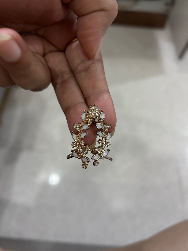 Elegant Leaf Design Stud Earrings