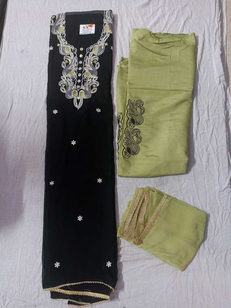 Elegant Black &amp; Green Embroidered Kurta Set
