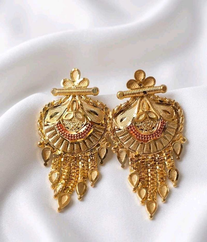 Exquisite Gold Tone Dangle Earrings