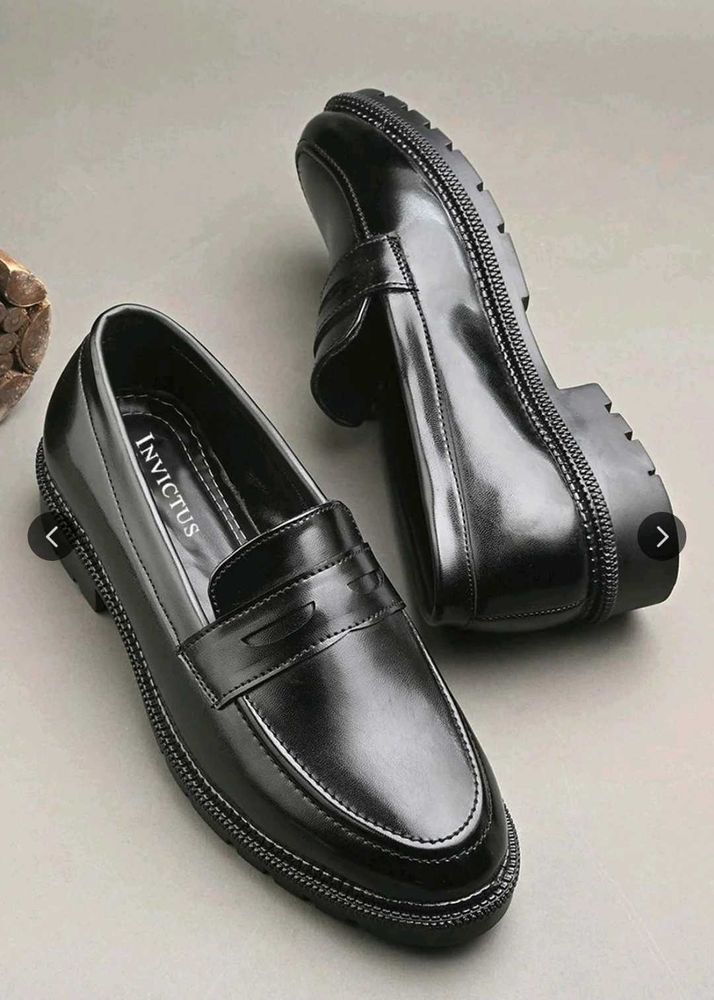 INVICTUS Men Leather Textured Loafers Formal Shoes