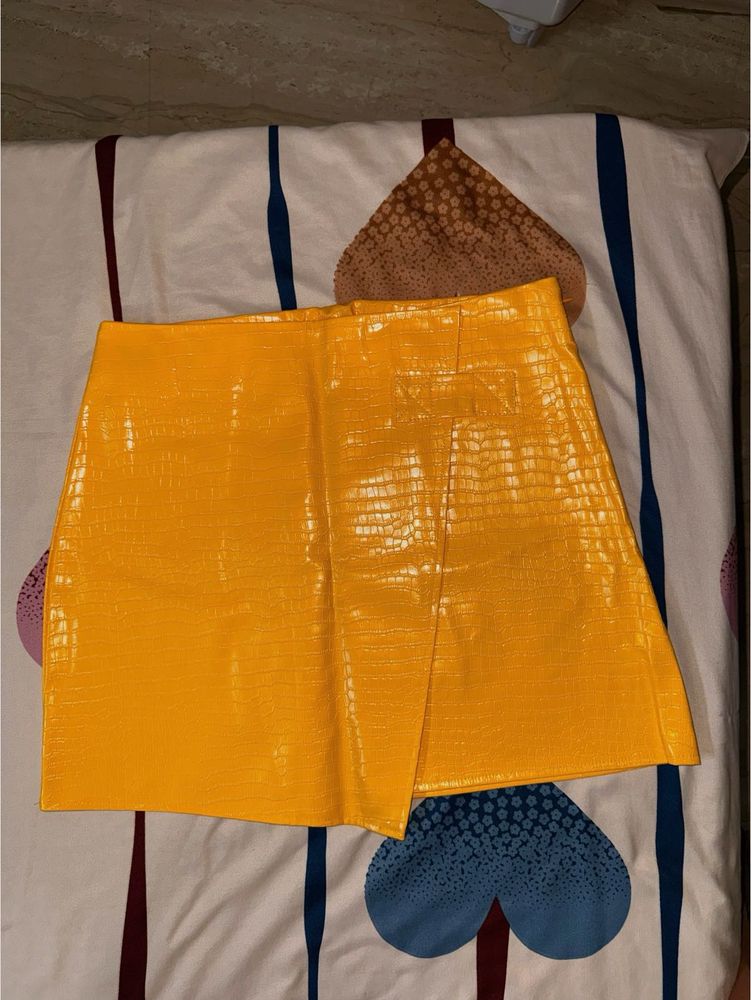 SHEIN Mustard Croc-Texture Mini Skirt 💛