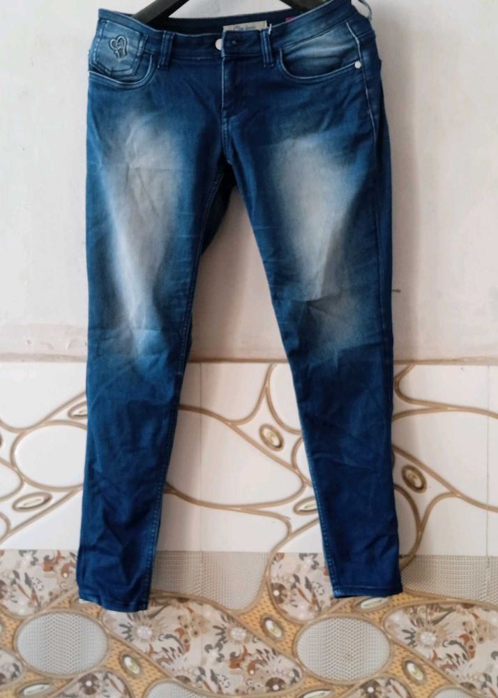 Slim fit stylish Blue Denim Jeans..