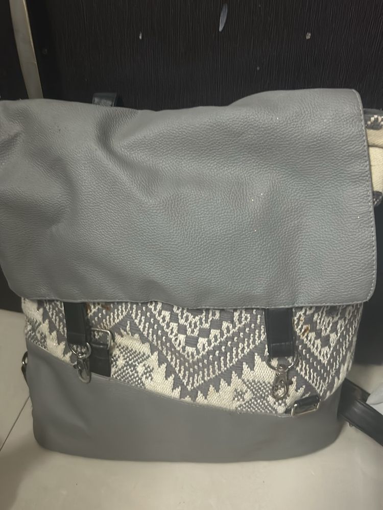 Grey White Cotton Bagpack With The Leather Shut
