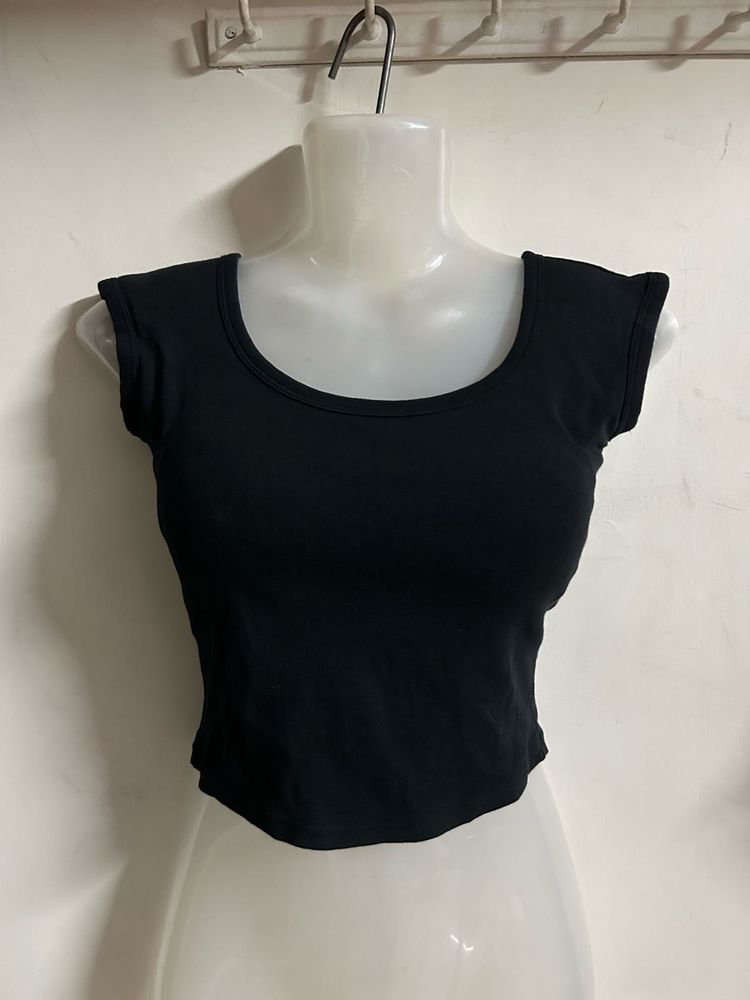 Chic Black Cropped Cap Sleeve Top