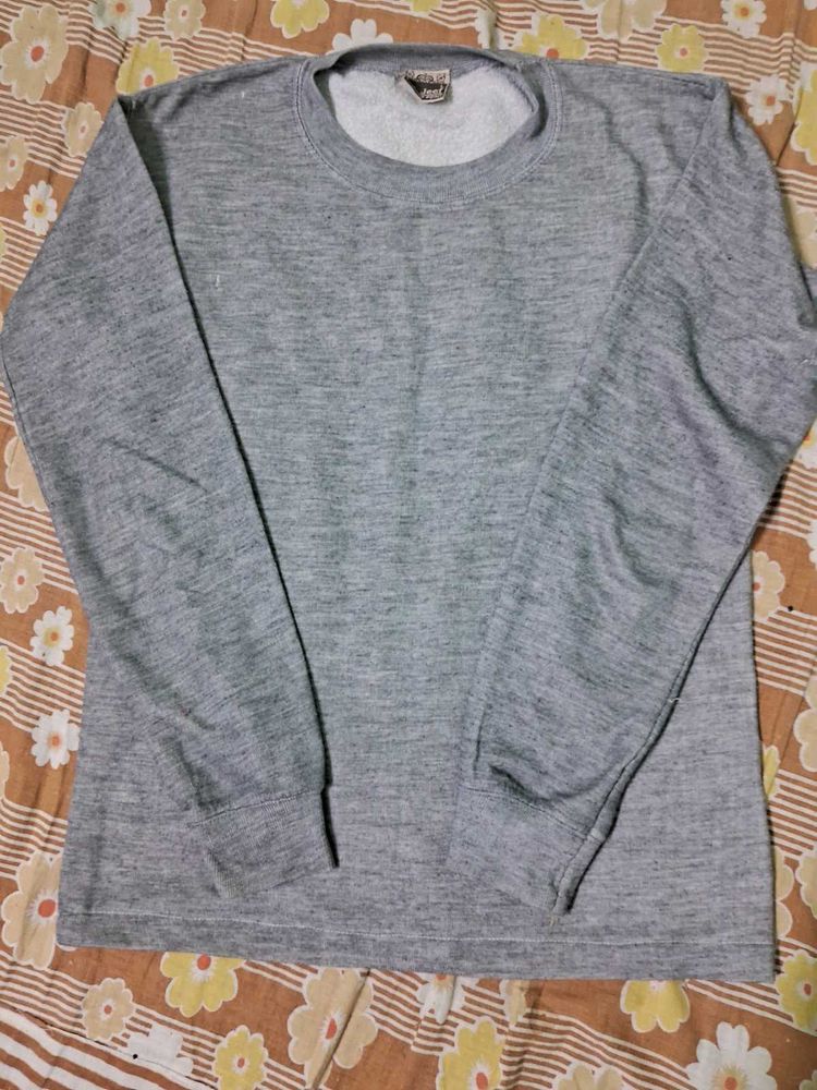 Gray Long Sleeve Sweatshirt With Muffler