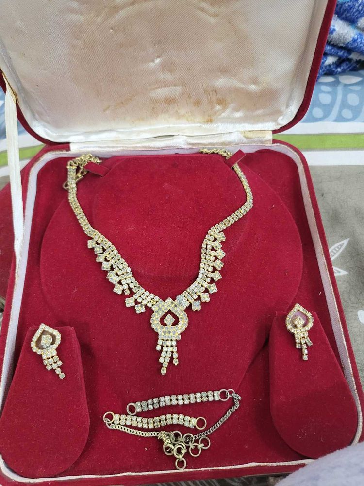 Stunning Jewellery Set with Earrings