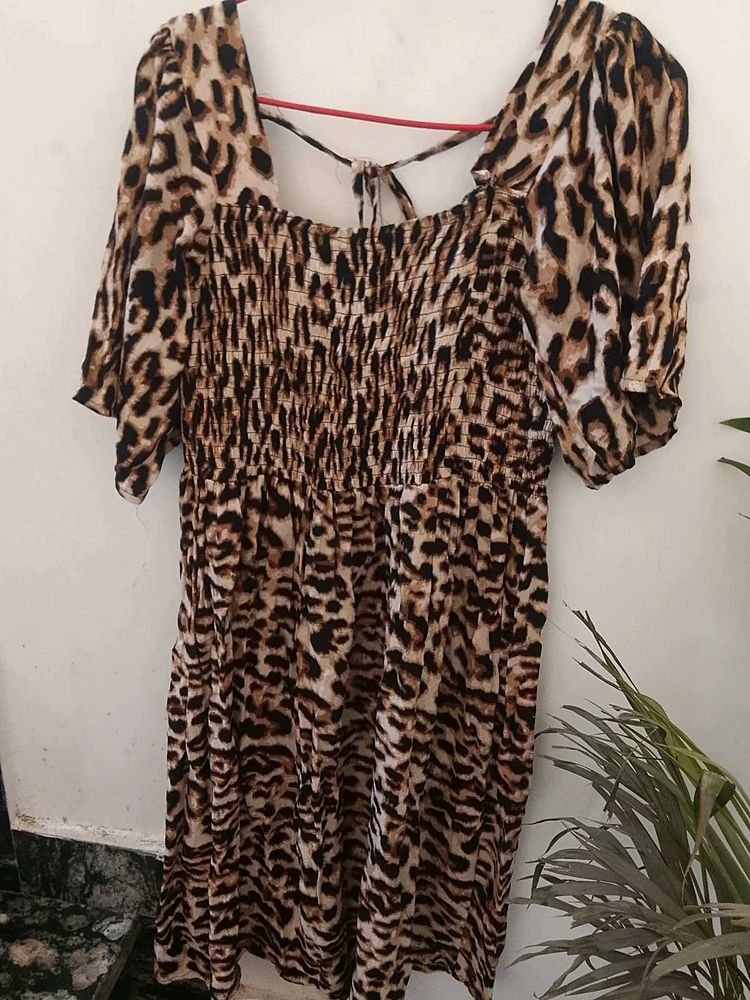 Chic Leopard Print Smocked Midi Dress