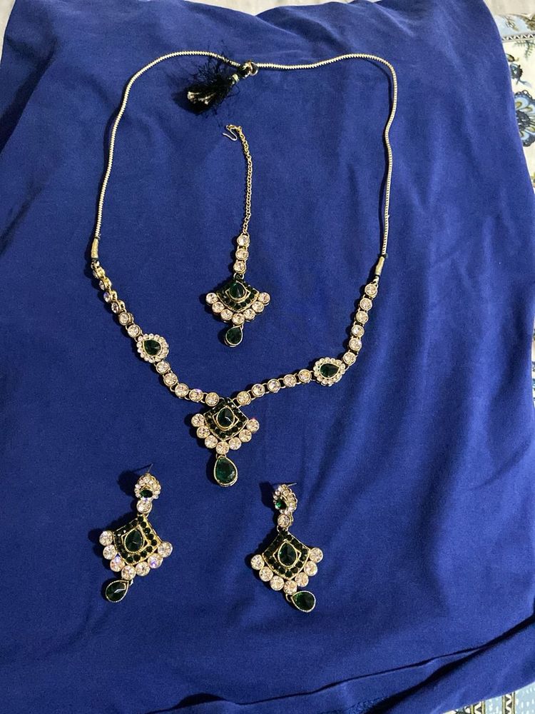 Elegant Emerald &amp; Crystal Necklace Set
