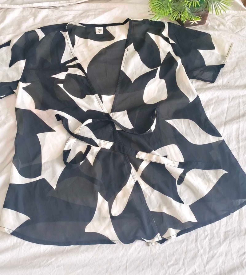 Chic Black &amp; White Abstract Print Wrap Top