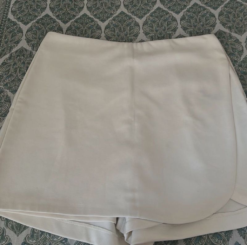 Chic white Skort