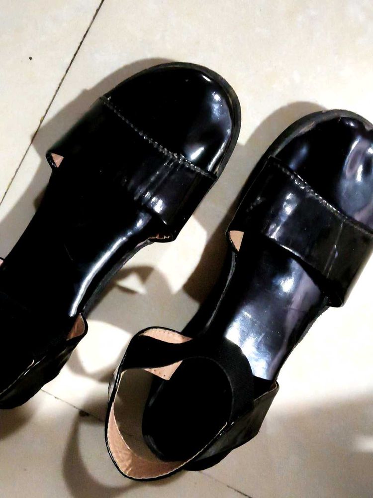 Chic Black Flat Sandals