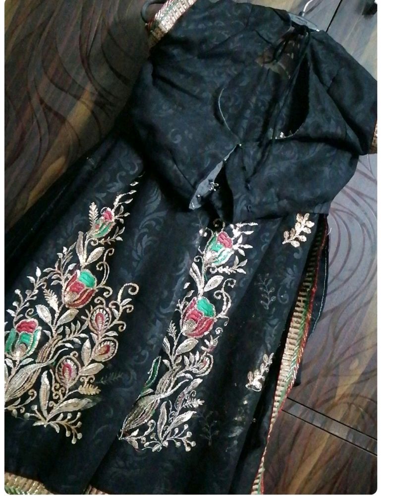 Vry Pretty Black  Sari 😎😎😎