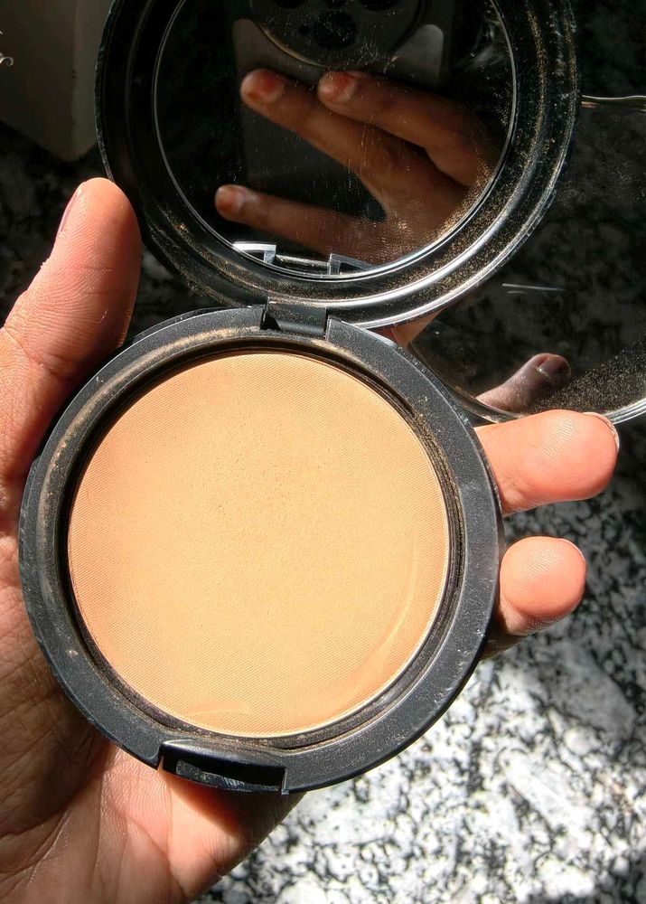 MAC Studio Fix Powder Plus Foundation NC44.5