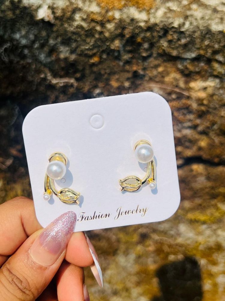 Elegant Pearl &amp; Gold Tone Stud Earrings