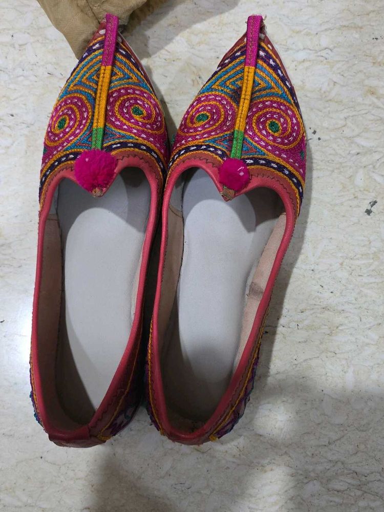 Embroidered Juttis Mojaris