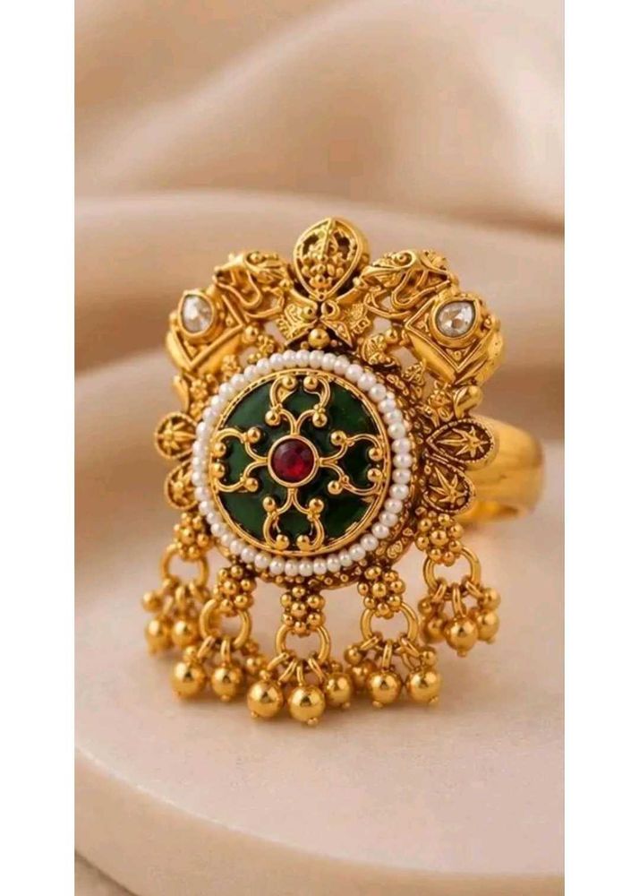 New and unused Stunning Gold Plated Emerald Ring