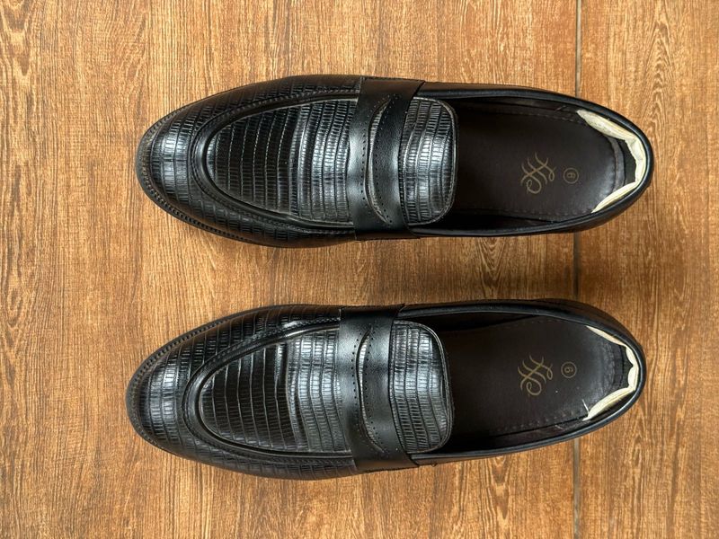 Stylish Black Textured Loafers