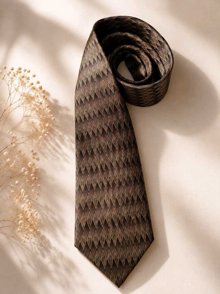 Elegant Diamond Pattern Tie