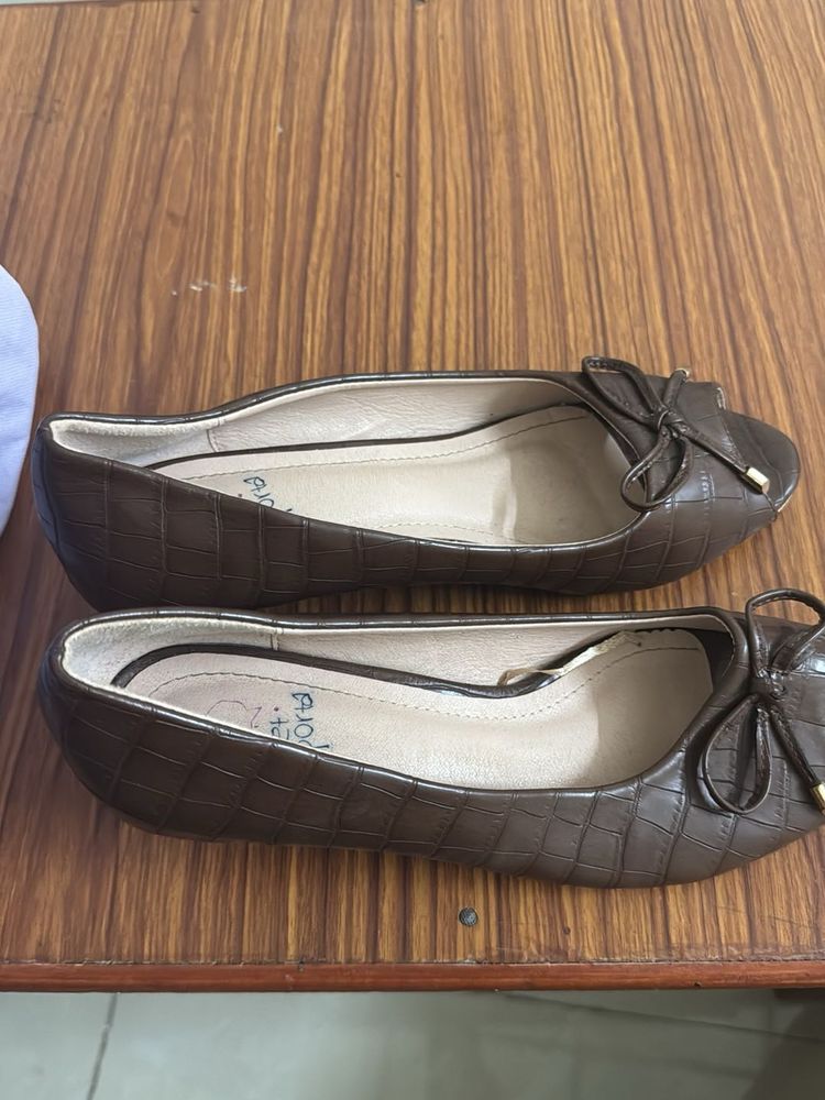 Chic Brown Croc Ballet Heels with Bow