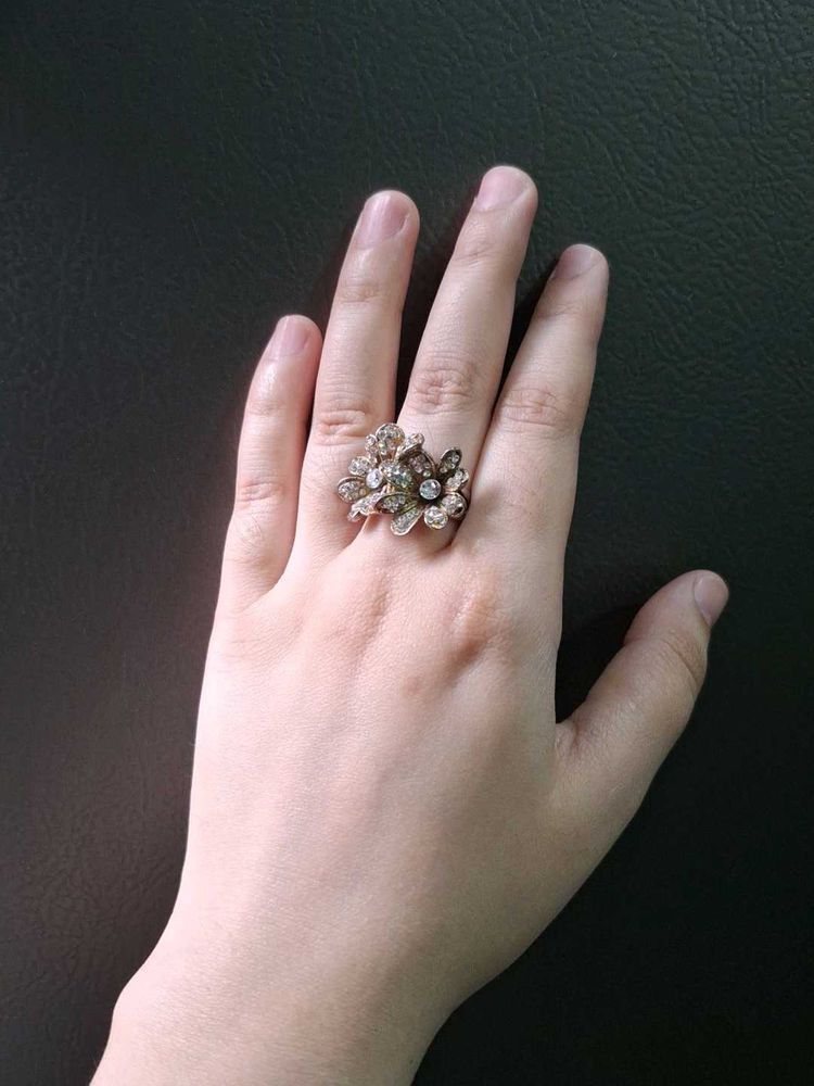 Elegant Floral Ring with Rhinestones