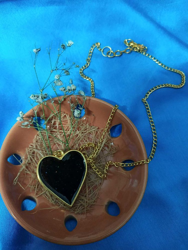 Sparkling Black Heart One Necklace In Two Colours