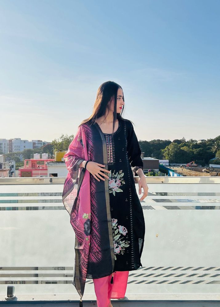 Elegant Black Kurta Set with Floral Embroidery
