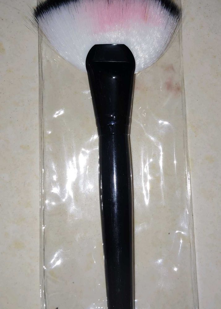 Fan Brush for Makeup