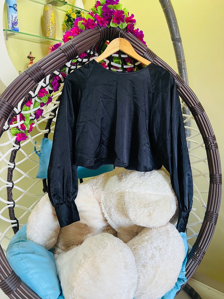 Chic Black Crop Top with Flowy Sleeves