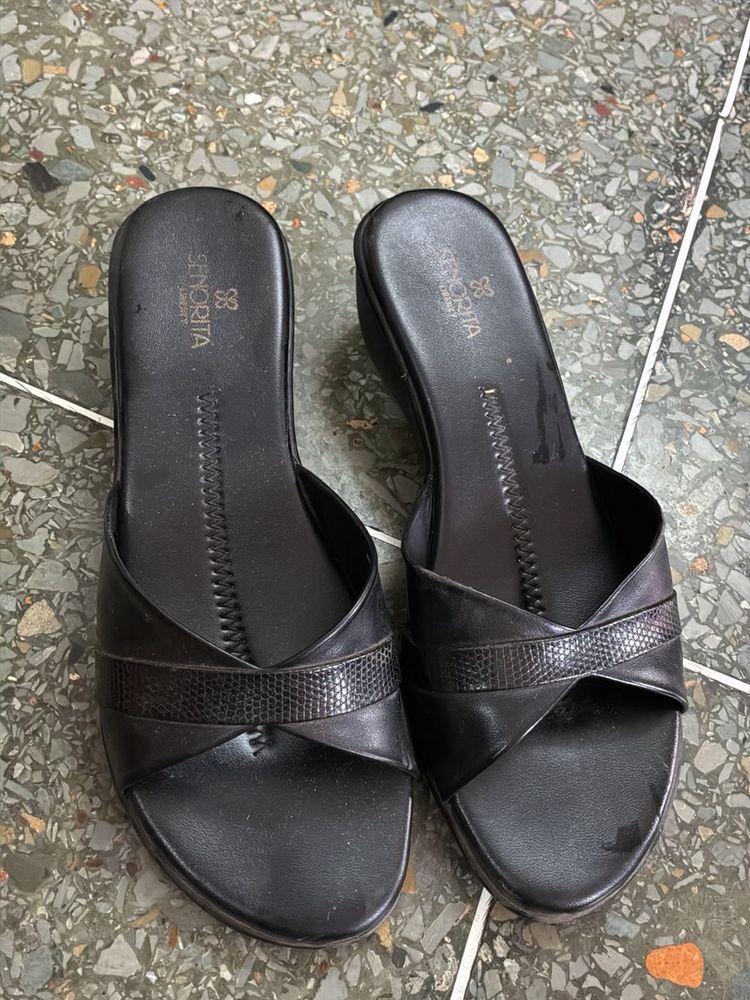 Formal black slippers