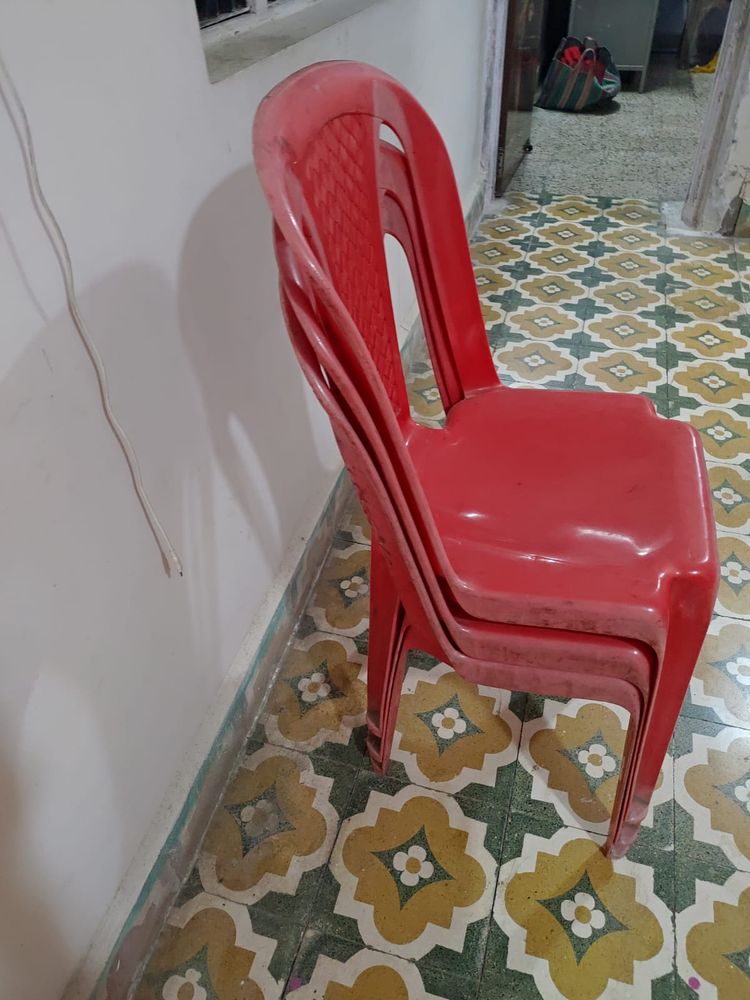 10 NEW Chairs, giving price of 1