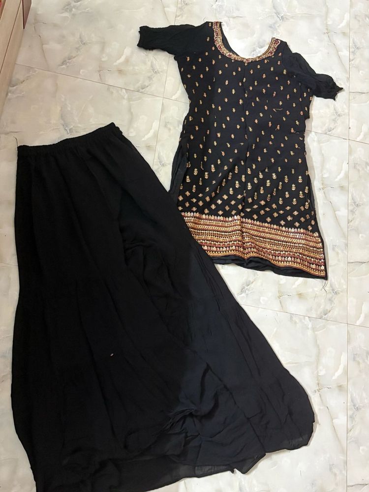 Elegant Black Kurta Set with Intricate Embroidery