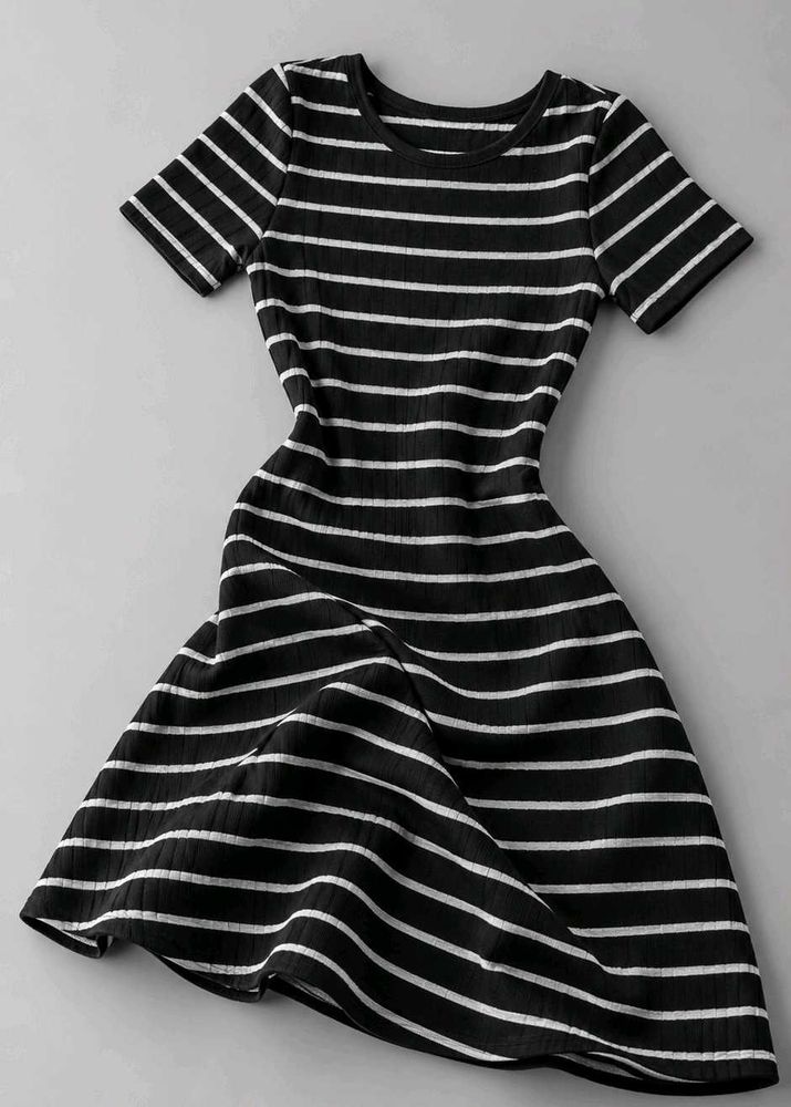 BLACK AND WHITE STRIPED SHORT SLEEVE FIT