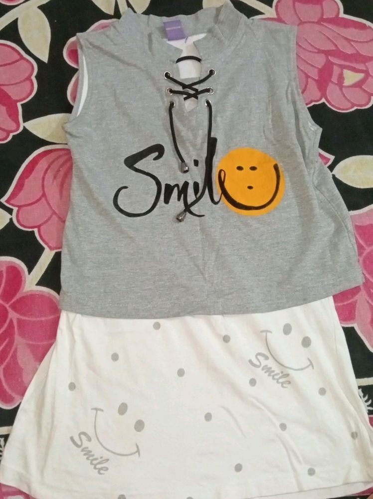 A Very Stylish And Good Looking Medium Sized Smiley 2 In One Top, Can Be A Long Top Also And Crop Also By Shirting In.