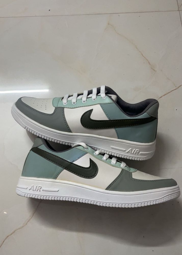 SIZE 10 Stylish Nike Air Sneakers