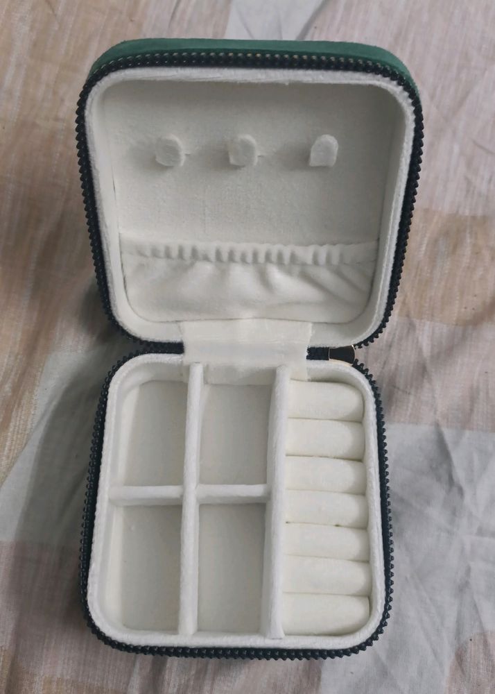 PORTABLE VANITY CASE [JEWELLERY BOX]