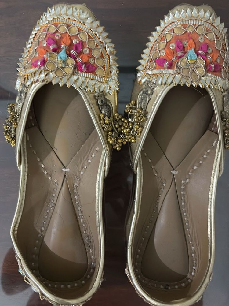 Embellished Juttis/Mojaris
