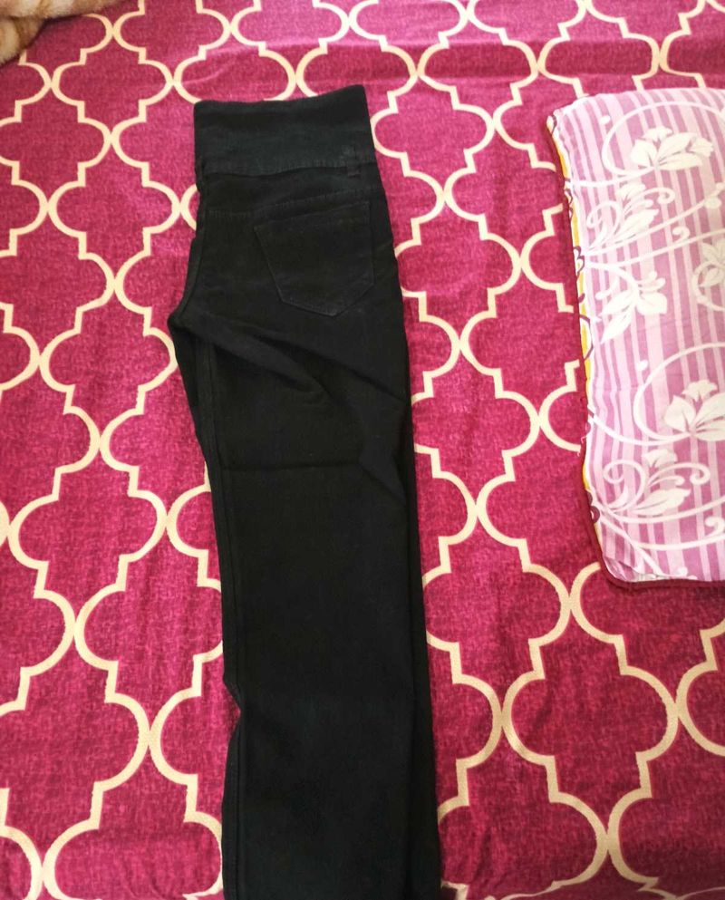 Classic Black High-Waisted Jeans