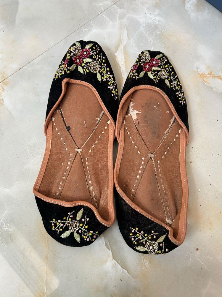 Embroidered &amp; Beaded Black Juttis 🖤