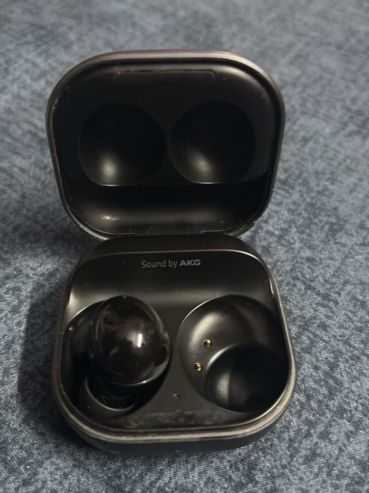 SAMSUNG Wireless Earbuds with Charging Case