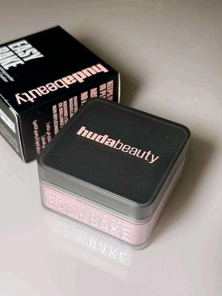 Huda Beauty Easy Bake Loose &amp; Setting Powder