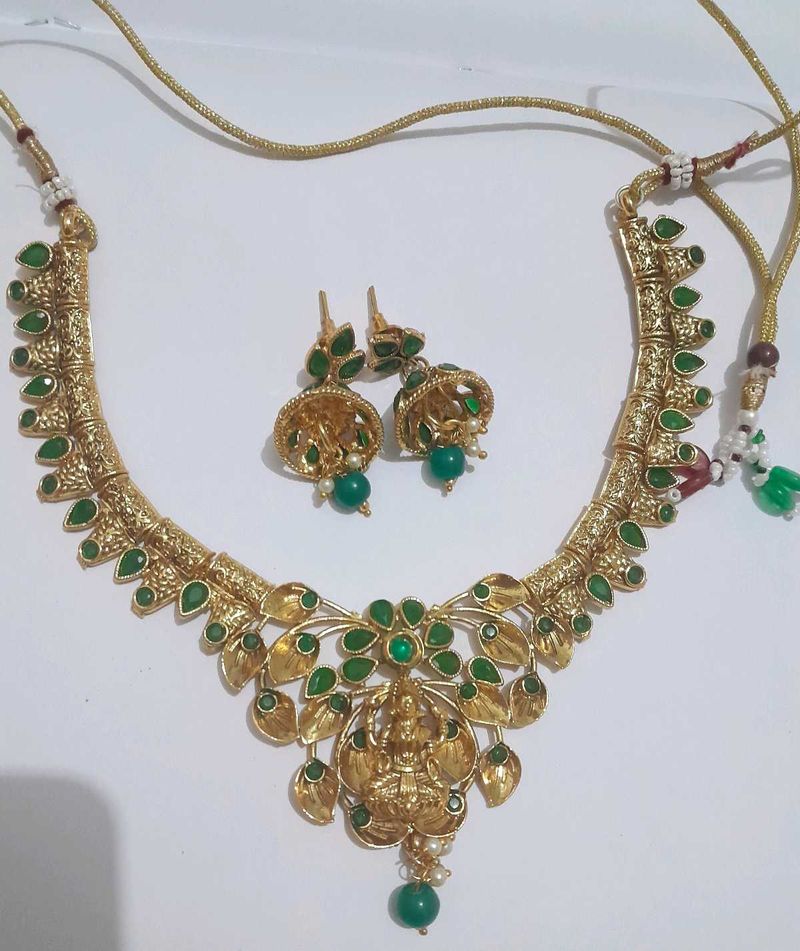 Exquisite Gold Necklace &amp; Earrings Set