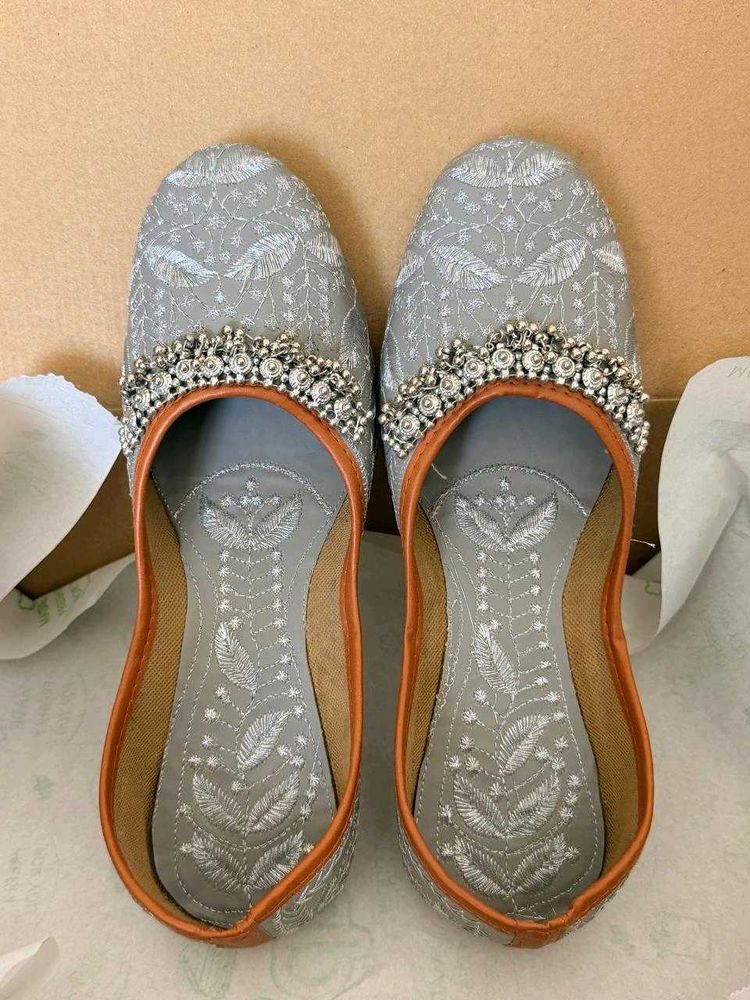 🩰Elegant Embroidered Juttis🩰