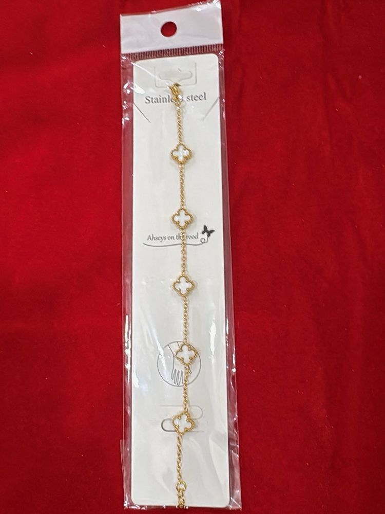 Elegant Clover Bracelet