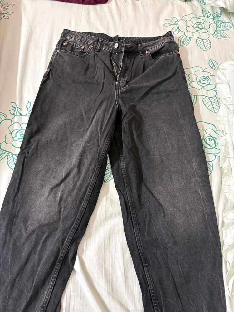 H&amp;M Divided Stylish High-Waisted Black Jean