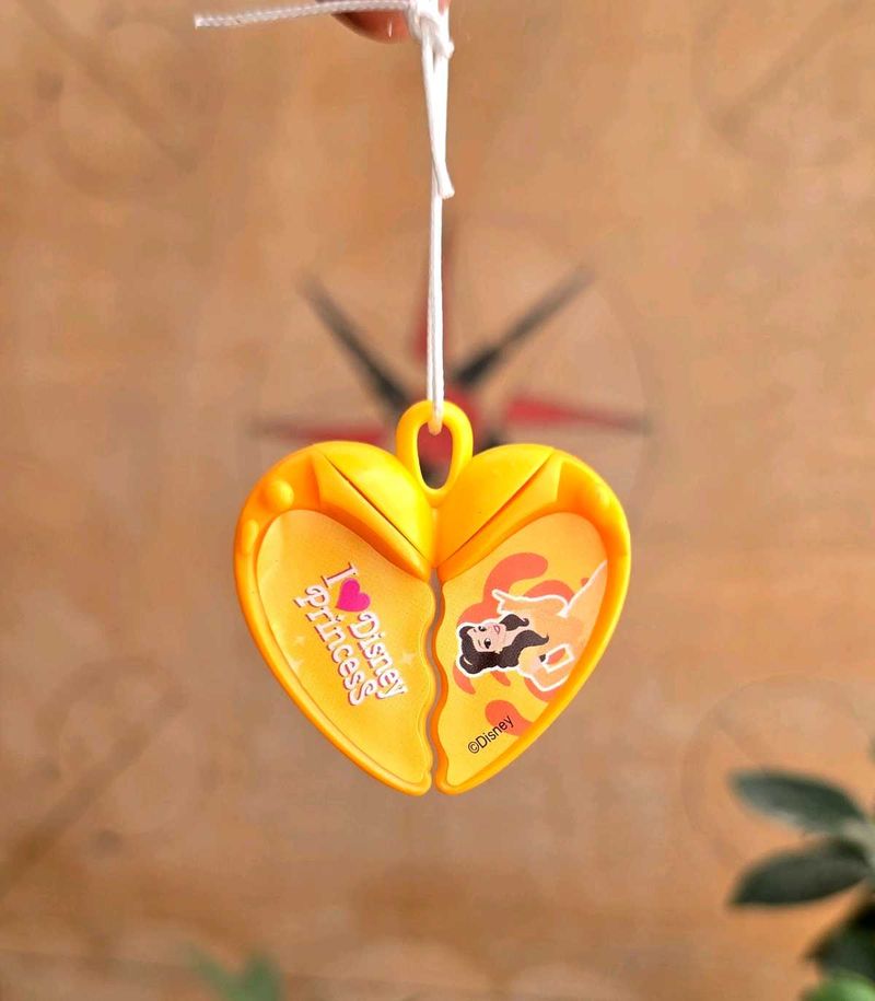 Disney Kinder bag charm. - collectible ✨️
