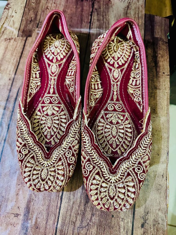 Embroidered Jutti Flats